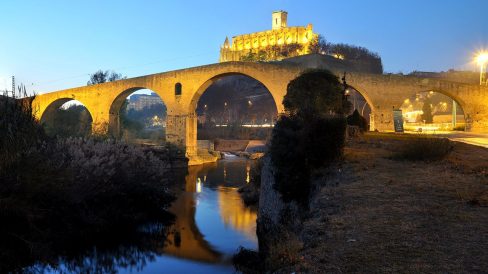 Manresa.- Conjunt arquitectònic del Pont vell d’estil gòtic sobre el riu Cardener de vuit arcs refet entre 1960 i 1962 i de la Basílica de Santa Maria dels S. IX / XIV (12/2013)