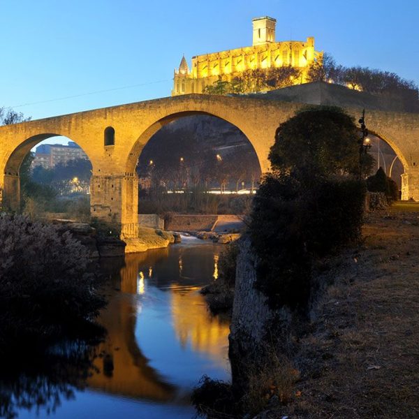 Manresa.- Conjunt arquitectònic del Pont vell d’estil gòtic sobre el riu Cardener de vuit arcs refet entre 1960 i 1962 i de la Basílica de Santa Maria dels S. IX / XIV (12/2013)