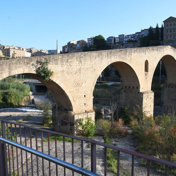 Manresa.- Pont Vell, S. IX/XIV de vuit arcs desiguals vist per la banda de llevant del tipus d’esquena d’ase. En els dos pilars centrals hi ha oberts sengles sobreeixidors (8/2026)
