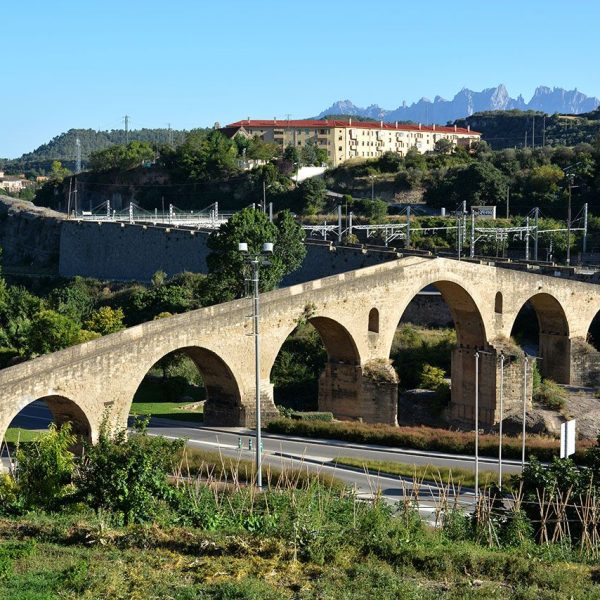 Manresa.- Pont Vell, S. IX/XIV resultat d’una reconstrucció fidel d’un pont medieval feta entre 1960/62 del que només es conserves les bases dels arcs centrals (7/2014)