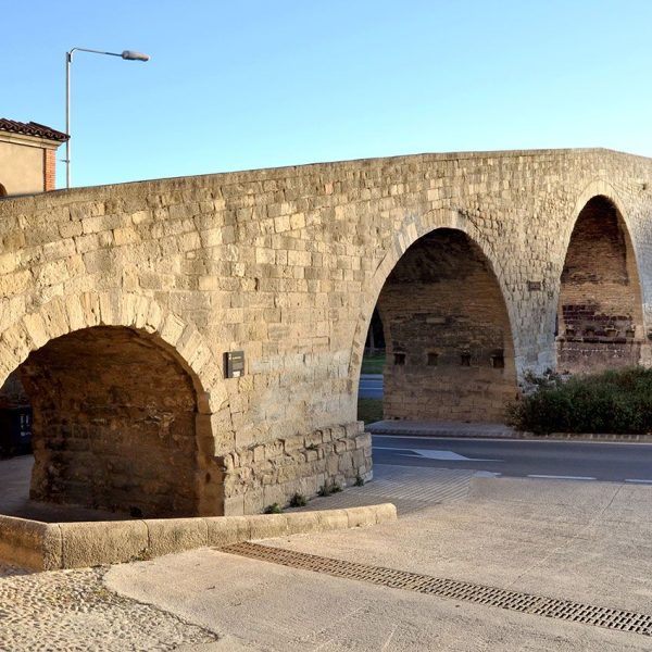Manresa.- Pont Vell, S. IX/XIV resultat d’una reconstrucció fidel d’un pont medieval feta entre 1960/62 del que només es conserves les bases dels arcs centrals (7/2014)