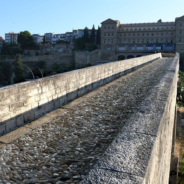 Manresa.- Pont Vell, S. IX/XIV del tipus d’esquena d’ase clàssic dels ponts medievals – Calçada pavimentada amb còdols de riu protegida per una barana de pedra (8/2026)