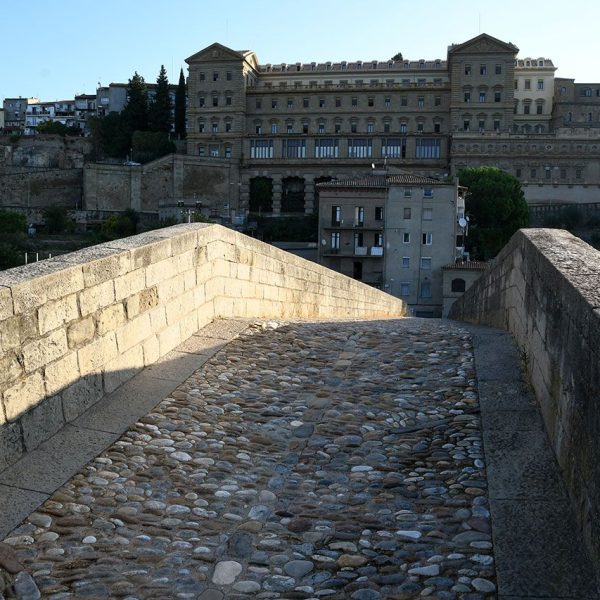 Manresa.- Pont Vell, S. IX/XIV del tipus d’esquena d’ase clàssic dels ponts medievals – Calçada pavimentada amb còdols de riu protegida per una barana de pedra (8/2026)